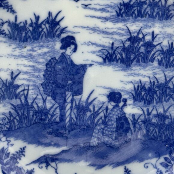 Vtg Unmarked Asian Geisha Girls Near Water Porcelain Decorative Plate Blue White - Picture 2 of 6